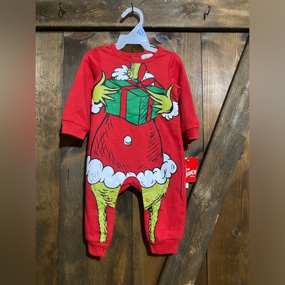 Other - NWT Baby Grinch Outfit, size 3/6 months, smoke free home